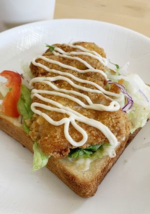 ガツンとファミチキ！オープンサンド-レシピのメイン写真