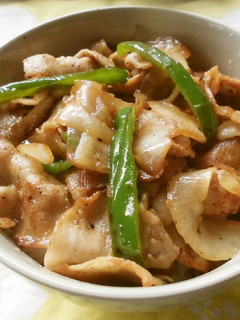 源たれで簡単!豚バラ焼肉丼-レシピのメイン写真
