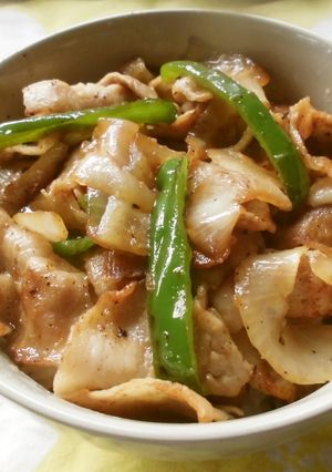 源たれで簡単！豚バラ焼肉丼-レシピのメイン写真