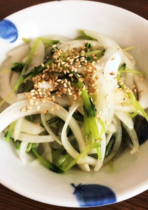 簡単！シャキシャキ新玉ねぎと豆苗のナムル-レシピのメイン写真