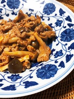 材料2つ♪ポークときのこのケチャップ炒め-レシピのメイン写真