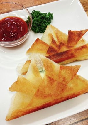 こどもの日に！ポテサラ兜チーズ春巻き-レシピのメイン写真