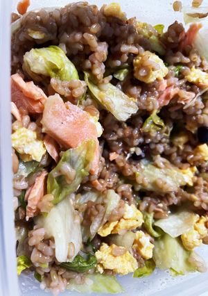 雑穀玄米のシャケと卵とレタスのお寿司-レシピのメイン写真