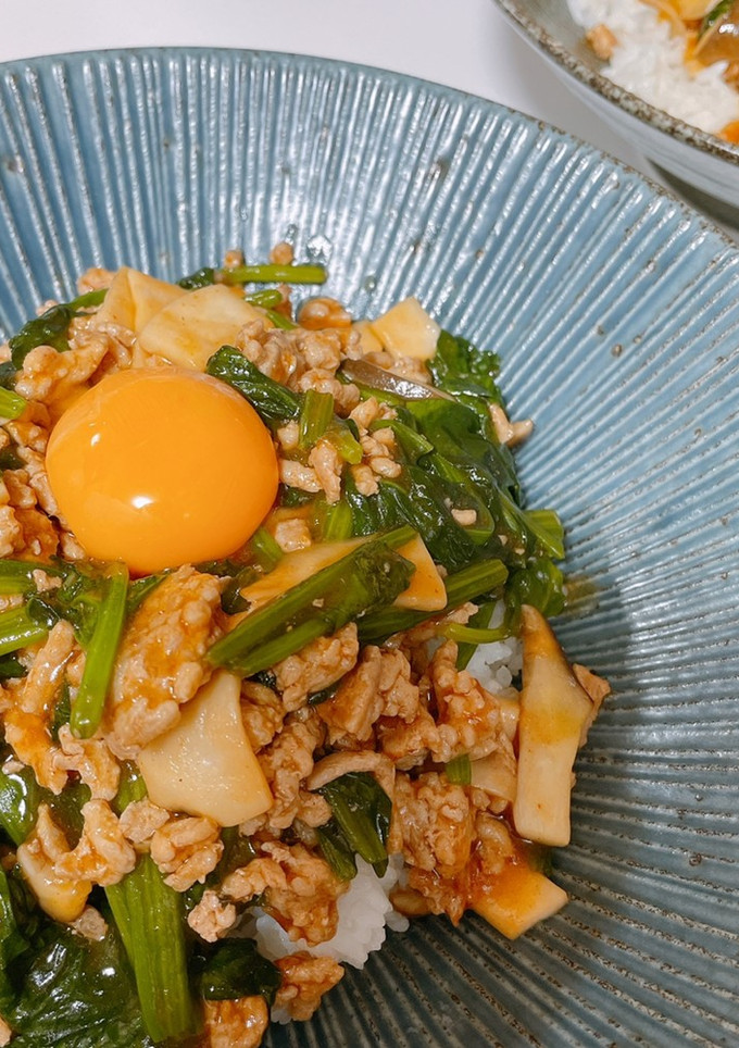 エリンギとほうれんそうのピリ辛丼-レシピのメイン写真