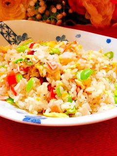 彩りキレイな枝豆とカニカマのチャーハン-レシピのメイン写真