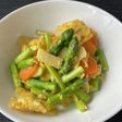 春を感じる筍とアスパラの卵とじ