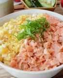 パパッと簡単♪鮭と卵そぼろの2色丼