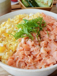パパッと簡単♪鮭と卵そぼろの2色丼-レシピのメイン写真