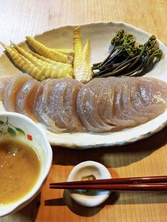 刺身こんにゃく 春の山菜添え-レシピのメイン写真