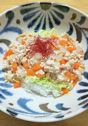 鳥ひき肉に春キャベツの味噌あんかけ丼-レシピのメイン写真