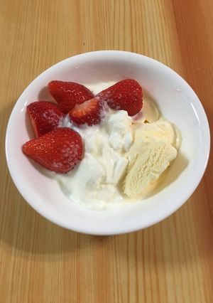 いちごヨーグルトアイス乗せ-レシピのメイン写真