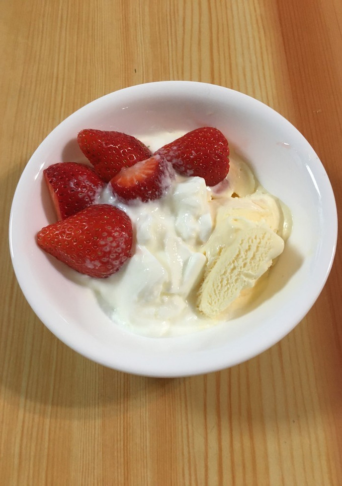 いちごヨーグルトアイス乗せ-レシピのメイン写真
