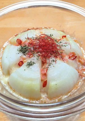 丸ごと新玉ねぎと刻みベーコンのレンジ蒸し-レシピのメイン写真