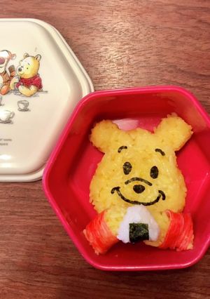 キャラ弁＊おにぎりを食べるプーさん-レシピのメイン写真