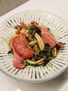 ベーコンとしめじの豆苗炒め-レシピのメイン写真