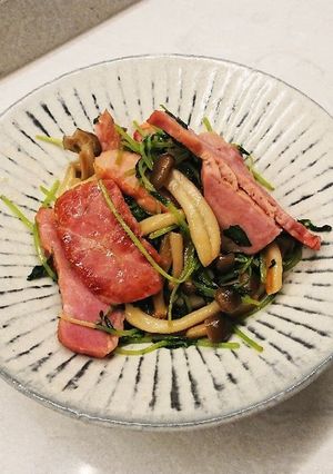 ベーコンとしめじの豆苗炒め-レシピのメイン写真