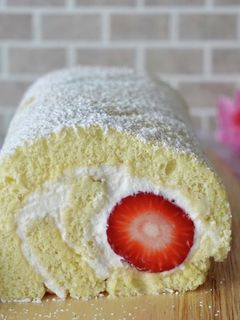 簡単ふわふわ苺のロールケーキ-レシピのメイン写真