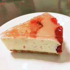 รูปของ 簡単！桜と苺のレアチーズケーキ