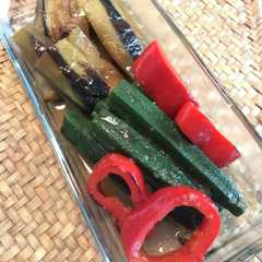 รูปของ 手軽に緑黄色野菜。オクラナスパプリカ