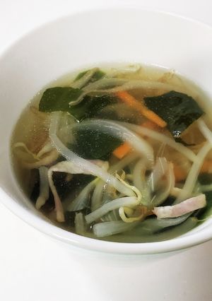忙しい朝にも！簡単もやしとワカメのスープ-レシピのメイン写真