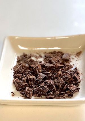 まな板と包丁を汚さないようにチョコを刻む-レシピのメイン写真