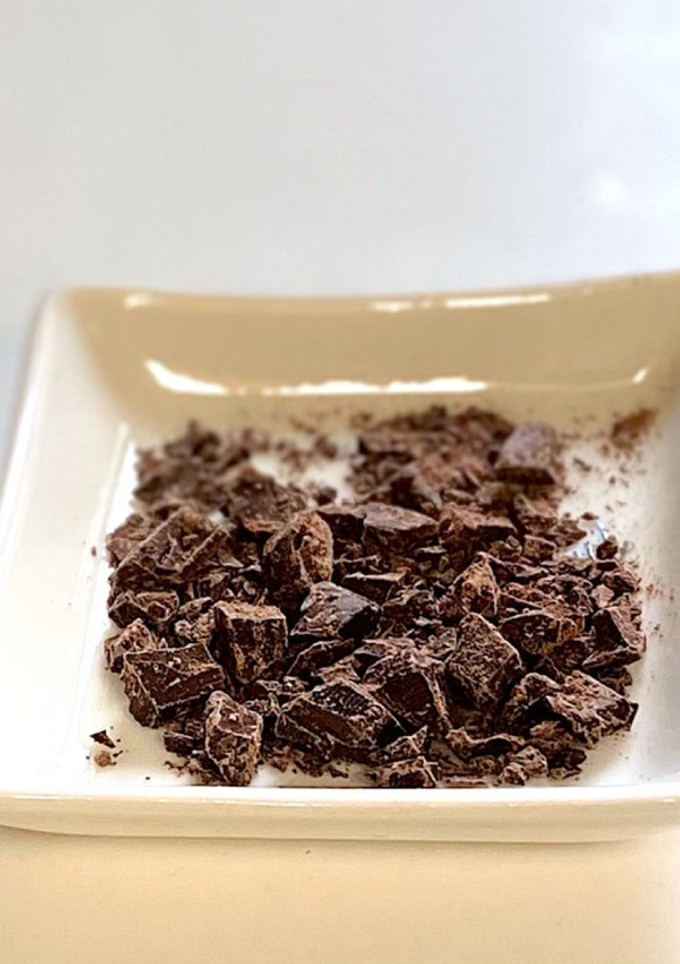 まな板と包丁を汚さないようにチョコを刻む-レシピのメイン写真
