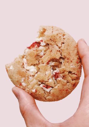 苺とホワイトチョコのアメリカンクッキー♡-レシピのメイン写真