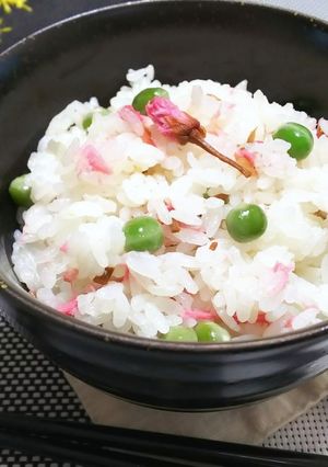 桜の花の塩漬けとグリンピースのごはん-レシピのメイン写真