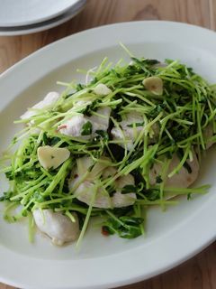 簡単♪鶏むね肉と豆苗のにんにく炒め-レシピのメイン写真
