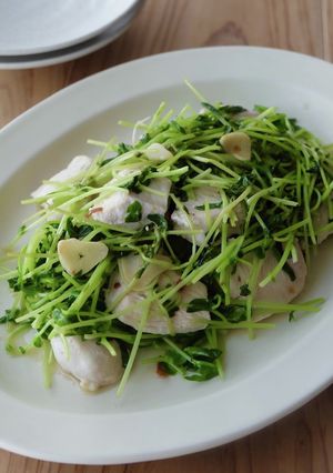 簡単♪鶏むね肉と豆苗のにんにく炒め-レシピのメイン写真