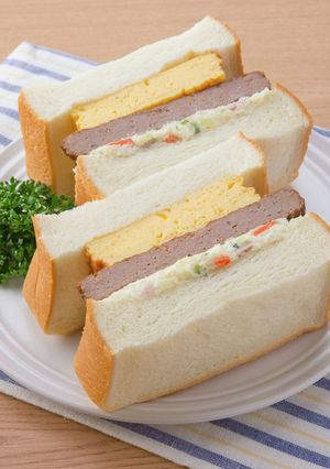 チキンハンバーグと厚焼き玉子サンドイッチ-レシピのメイン写真