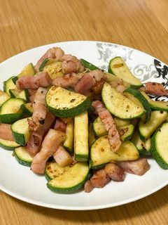 にんにく香るズッキーニベーコンうま塩炒め-レシピのメイン写真