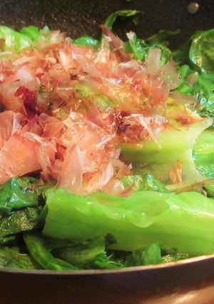 フライパンでレタスの蒸し焼き　おかか醤油-レシピのメイン写真