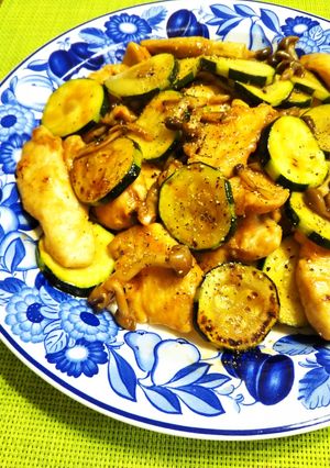鶏胸肉とズッキーニのケチャポン炒め-レシピのメイン写真