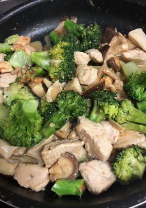 鶏胸肉とブロッコリーの味噌マヨ炒め-レシピのメイン写真