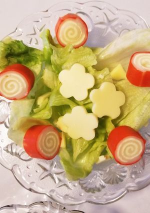 かにかまチーズのくるくる花チーズサラダ♡-レシピのメイン写真