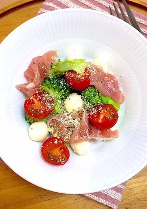 ブロッコリーと生ハムのカプレーゼサラダ-レシピのメイン写真