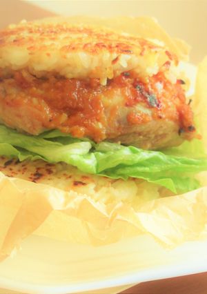 〖鶏もも肉の赤辛味噌焼きライスバーガー〗-レシピのメイン写真