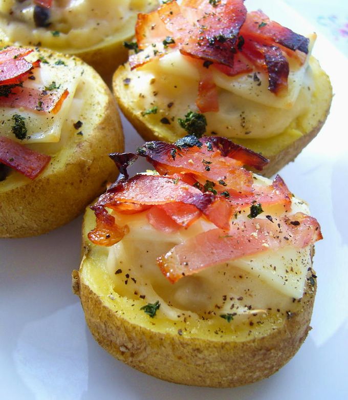 カリカリベーコンの丸ごとじゃがグラタン by yukaナッツ