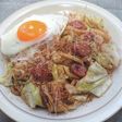 春キャベツウインナー焼きうどんに目玉焼き