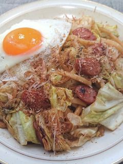 春キャベツウインナー焼きうどんに目玉焼き-レシピのメイン写真