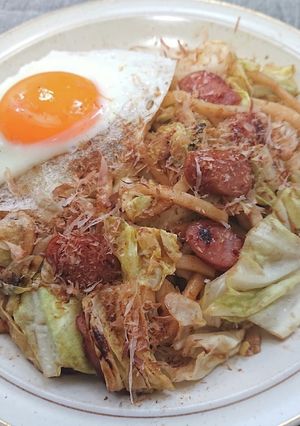 春キャベツウインナー焼きうどんに目玉焼き-レシピのメイン写真