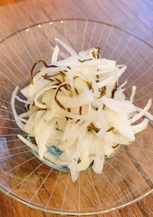 新玉ねぎ、塩昆布、胡麻油、レモンのサラダ-レシピのメイン写真