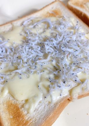 魚介の旨味ぃ〜。しらすチーズトースト-レシピのメイン写真
