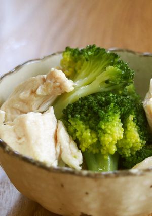 ボリューム満点！胸肉とブロッコリーナムル-レシピのメイン写真