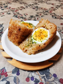 焼豚のタレで☆ゆで卵入り焼きおにぎり-レシピのメイン写真