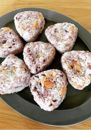 鮭と雑穀のだしおにぎり-レシピのメイン写真