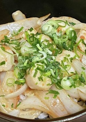 ホタテと新玉ねぎの梅肉バター焼き丼-レシピのメイン写真
