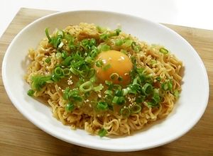 簡単カルボナーラ風?!釜玉チキンラーメン-レシピのメイン写真