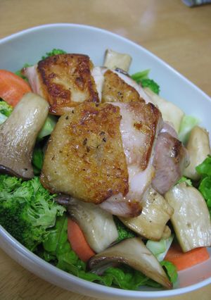 カリカリチキンと彩り野菜のサラダ-レシピのメイン写真